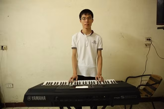 Lớp 6, Đạt đã có thể tự kiếm tiền nhờ biểu diễn đàn piano ở các quán cà phê.