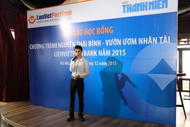Cao Duy Đạt trong buổi nhận học bổng chương trình Nguyễn Thái Bình vườn ươm nhân tài.