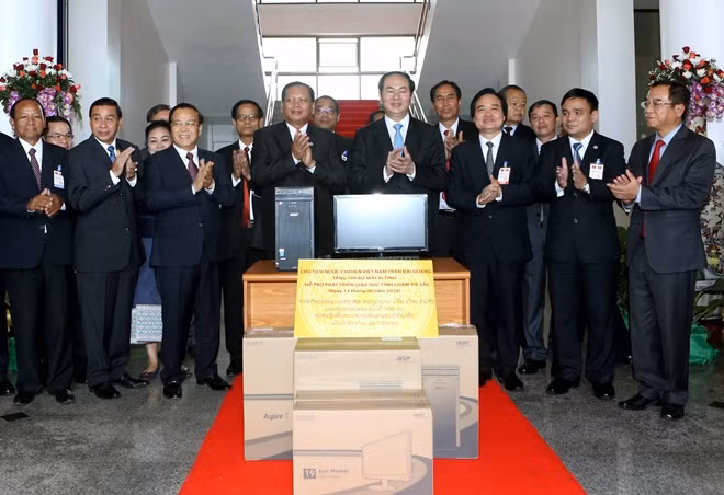 Chủ tịch nước Trần Đại Quang trao tặng100 bộ máy vi tính cho tỉnh Champasak. Ảnh: TTXVN
