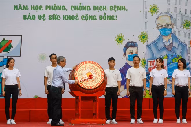 Thầy Nguyễn Xuân Khang – Hiệu trưởng trường Marie Curie (Hà Nội) đánh trống khai giảng năm học mới.