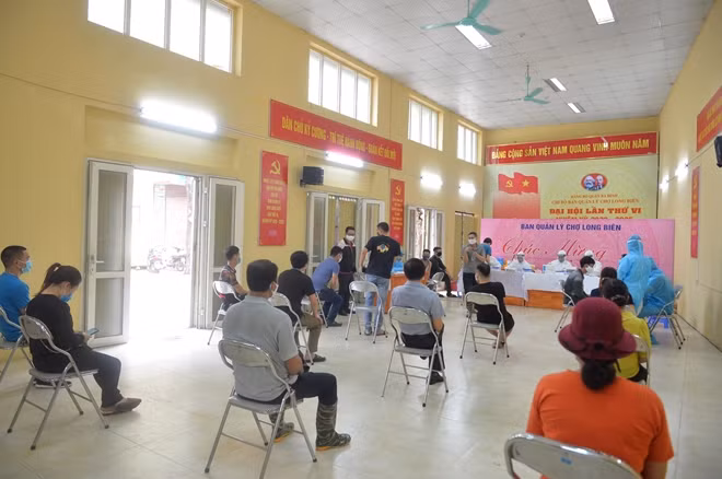 Cũng theo ông Nguyễn Trọng Nghĩa, ngoài việc thường xuyên thông tin nhắc nhở các hộ kinh doanh, người lao động tuân thủ theo quy định chống dịch COVID-19 của chính phủ. Ban Quản lý chợ tổ chức phun khử khuẩn, rắc vôi bột 3 lần/tuần toàn bộ chợ. Ngoài ra, có 25 nhiệt kế điện tử được trang bị tại 2 cổng ra vào chợ để đo thân nhiệt tất cả khách hàng. Hằng ngày, chợ Long Biên đều tổ chức phun thuốc phòng dịch cho xe ô tô ra vào chợ, trung bình 300-400 lượt/ngày.