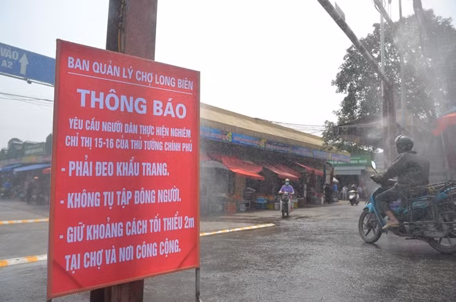 Sáng 18/4, Sở Y tế Hà Nội phối hợp với Trung tâm kiểm soát bệnh tật (CDC) Hà Nội tổ chức lấy mẫu xác xuất, xét nghiệm nhanh COVID-19 tại chợ đầu mối Long Biên (quận Ba Đình, Hà Nội).