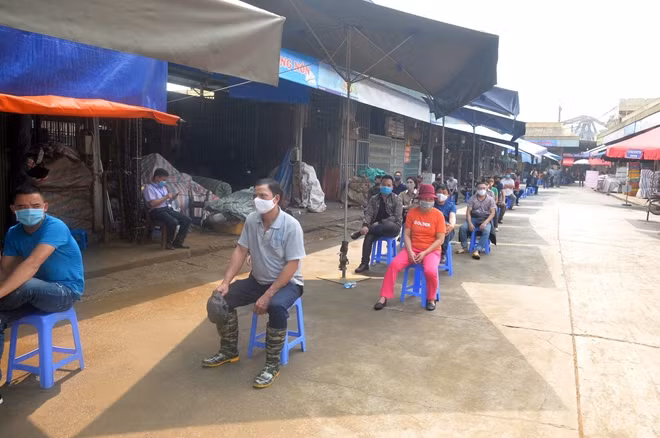 Đối tượng xét nghiệm nhanh COVID-19 hôm nay là các tiểu thương, người lao động tự do, cán bộ quản lý của chợ Long Biên.