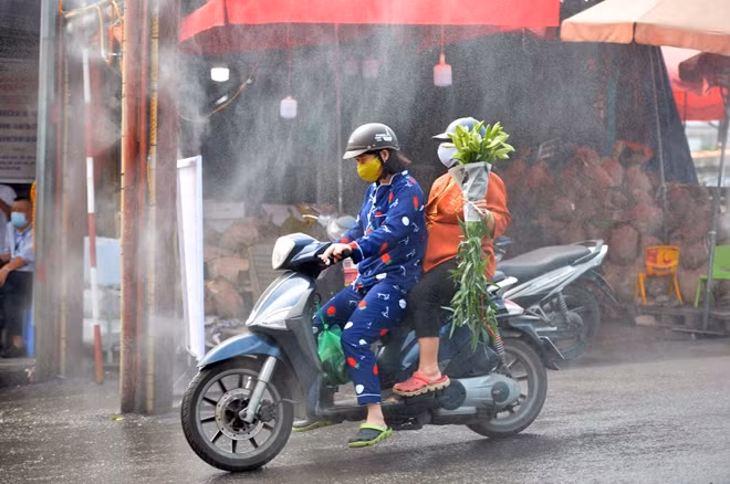 Ngoài chợ đầu mối Long Biên, trong ngày hôm nay và ngày mai 19/4, Sở Y tế Hà Nội sẽ phối hợp với Trung tâm kiểm soát bệnh tật (CDC) Hà Nội tổ chức lấy mẫu xác xuất, xét nghiệm nhanh COVID-19 tại một số chợ đầu mối khác gồm: Chợ Ngã Tư Sở (quận Thanh Xuân), chợ đầu mối hoa quả Hoàng Mai, chợ đầu mối gia cầm Hà Vĩ (huyện Thường Tín) và một số chợ hải sản để đánh giá mức độ lây nhiễm trên địa bàn thành phố.