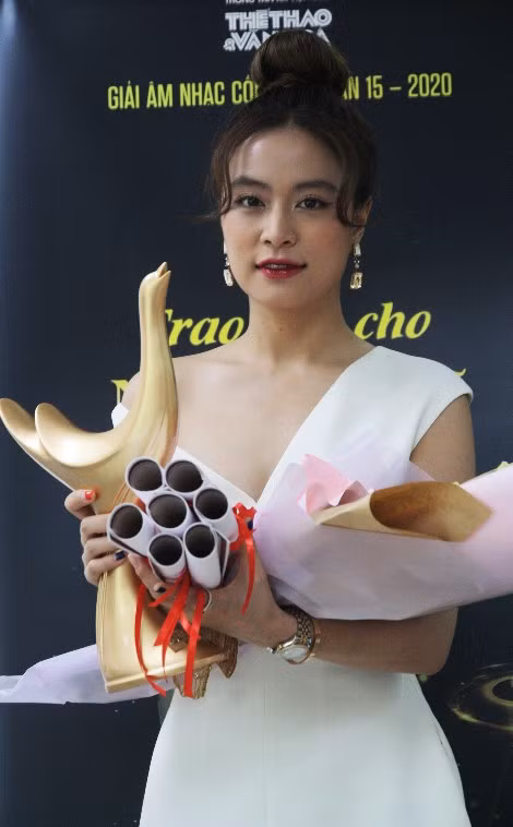 Ca sĩ Hoàng Thùy Linh.