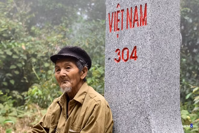 Già làng Lâu Văn Hự bên cột mốc 304 (hay còn gọi là G8).