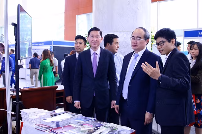 Bí thư Thành ủy TP Hồ Chí Minh Nguyễn Thiện Nhân cùng các đại biểu dự hội nghị.