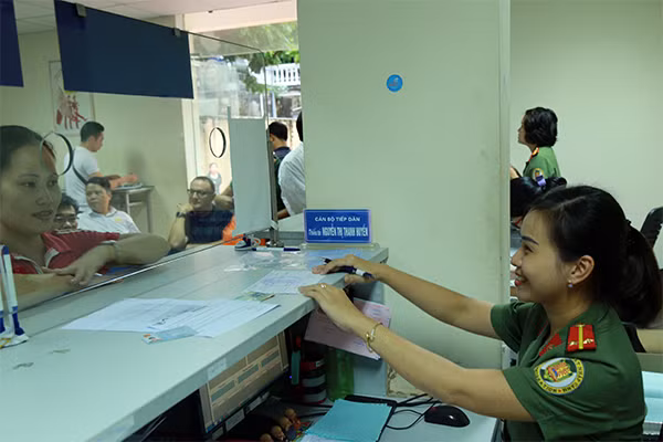 Cán bộ chiến sĩ Cục Quản lý Xuất nhập cảnh tận tình hướng dẫn người dân làm thủ tục XNC.