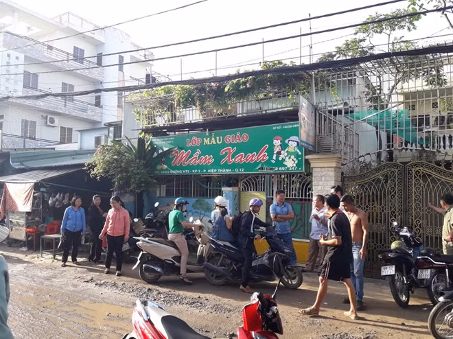 Bảng thông báo dán trước lớp mẫu giáo Mầm Xanh sáng ngày 27-11.