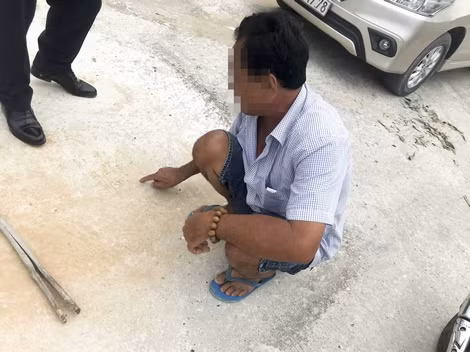 Cò đất thấy người lạ liền lao tới hỏi mua đất.