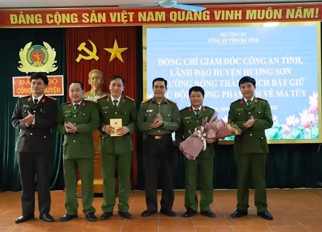 Giám đốc Công an tỉnh Hà Tĩnh trao thưởng cho Công an huyện Hương Sơn