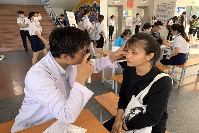 Kiểm tra mắt cho bệnh nhân