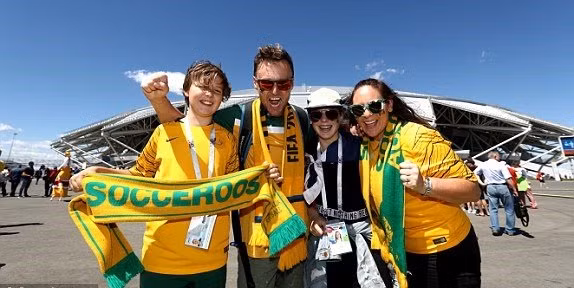 CĐV hai đội Australia và Đan Mạch phía ngoài SVĐ Samara Arena trước giờ bóng lăn.