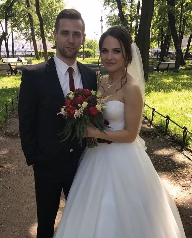 Anastasia Bryzgalova chụp ảnh cưới cùng chồng.