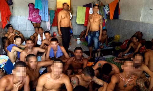 Tù nhân bên trong một trại giam ở Brazil.