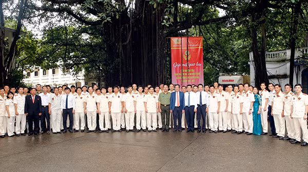 Các đại biểu cùng các điển hình tiên tiến dự chương trình