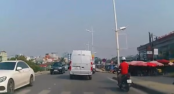"Diễn viên phim hành động" áo đỏ đi xe máy.