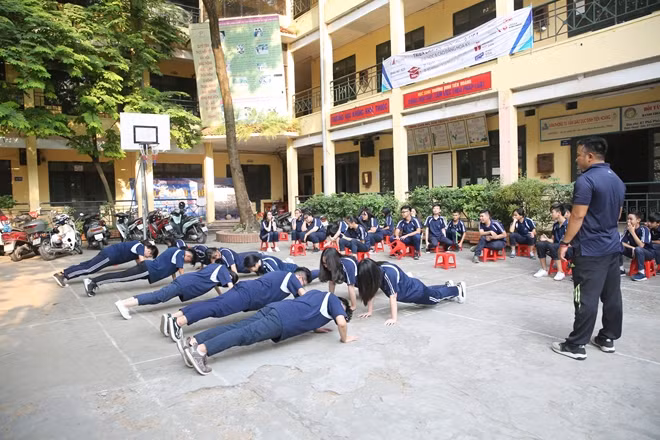 Theo quan điểm của một số chuyên gia, học sinh sai phạm không nên dùng các hình thức xử phạt hà khắc mà cần trò chuyện để tìm ra nguyên nhân. (ảnh chỉ có tính minh họa).