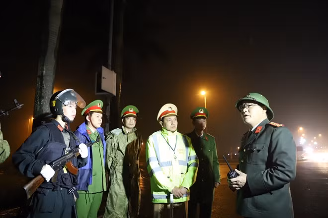 Đại tá Nguyễn Văn Long, Giám đốc công an tỉnh Bắc Ninh kiểm tra công tác ứng trực an ninh trong đêm. Ảnh: Chiến Thắng