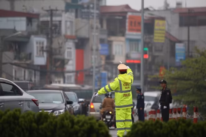 Những chiến sỹ CSGT và Cảnh sát cơ động liên tục túc trực trên đường phố từ nhiều đêm qua.
