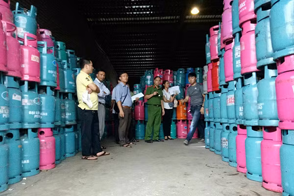 Lực lượng chức năng kiểm tra một lô bình gas bị chiếm dụng đưa về cất giấu tại Bắc Ninh và Hưng Yên.