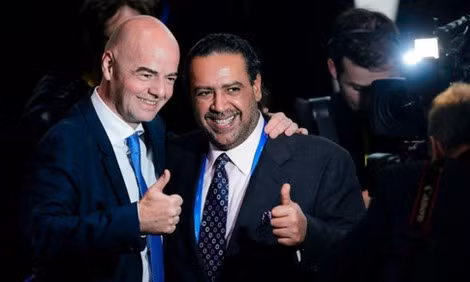 Ông Sheikh Ahmad Al-Fahad Al-Sabah (phải) được coi là nhân vật có ảnh hưởng trong FIFA.