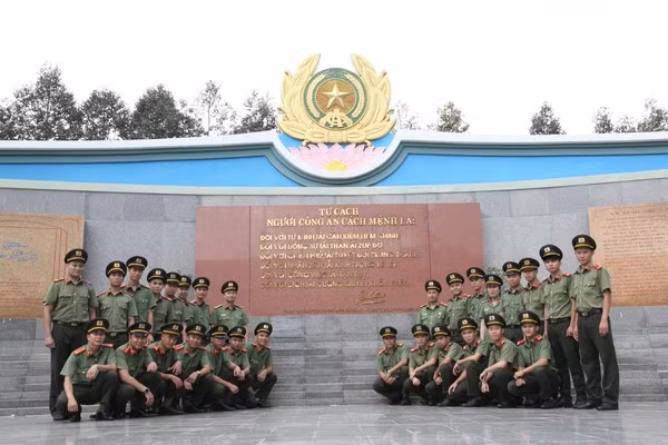 Cán bộ, chiến sỹ Bộ Tư lệnh Cảnh vệ về nguồn tại Di tích căn cứ Ban An ninh Trung ương Cục miền Nam.