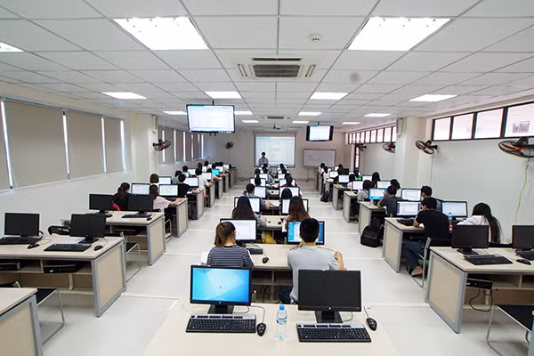 Giảng đường hiện đại, đồng bộ khiến việc học tập của sinh viên thuận lợi hơn bao giờ hết