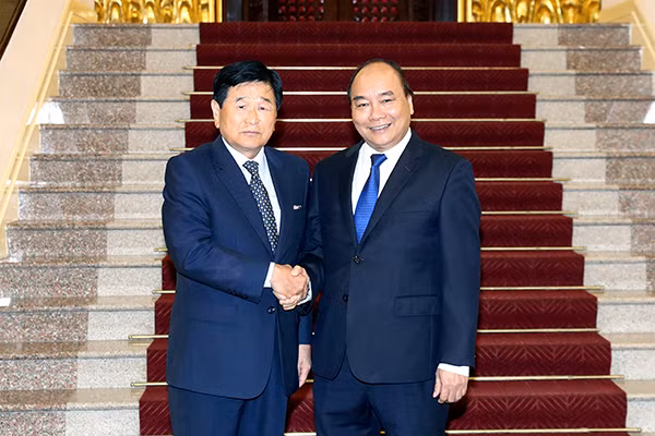 Thủ tướng Nguyễn Xuân Phúc và ông Park Shin Won, nguyên Thị trưởng thành phố Osan, Hàn Quốc. Ảnh: TTXVN