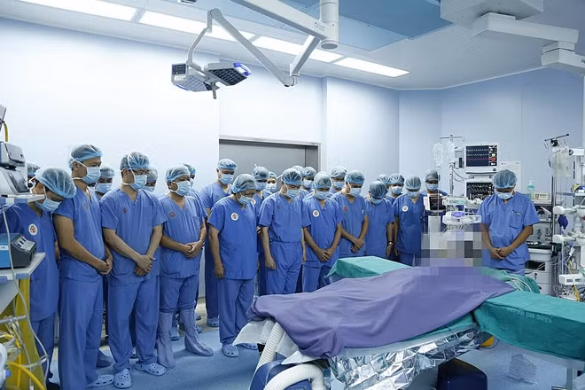 Các bác sĩ BV 108 cúi đầu mặc niệm, tri ân người hiến tạng chết não.
