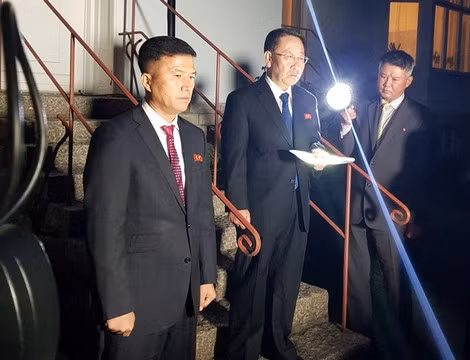 Nhà đàm phán hạt nhân hàng đầu Triều Tiên Kim Myong-gil phát biểu với giới phóng viên bên ngoài Đại sứ quán Triều Tiên ở Stockholm tối 5-10.