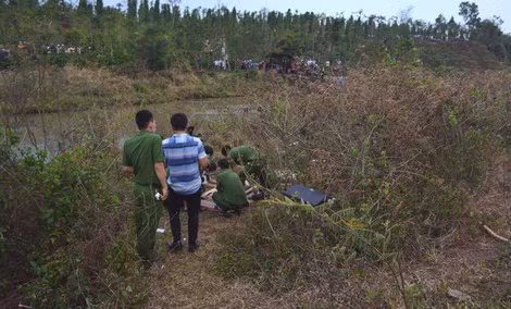 Cơ quan chức năng đang khám nghiệm tử thi