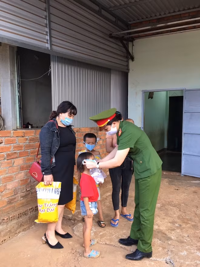 Cán bộ Công an xã Đắk Lao hướng dẫn các em nhỏ đeo khẩu trang, giữ vệ sinh để tránh nguy cơ lây dịch bệnh.
