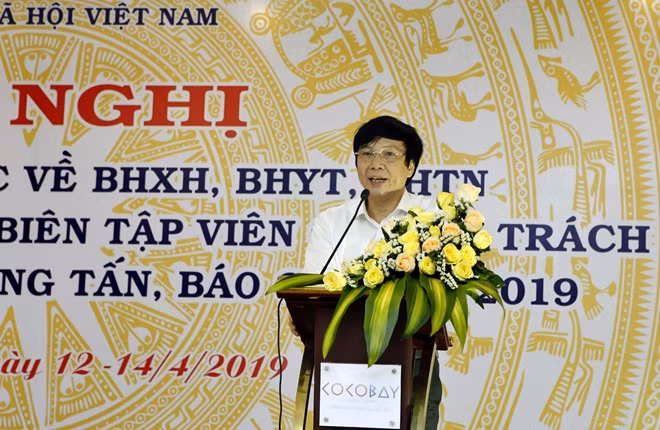 Ông Hồ Quang Lợi, Phó Chủ tịch Thường trực Hội Nhà báo Việt Nam trình bày chuyên đề tại Hội nghị.