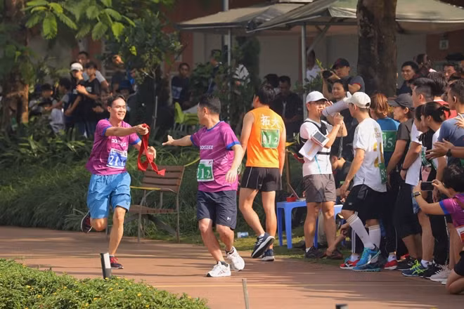 Trong thi chạy Ekiden, các VĐV sẽ truyền tay nhau dải băng tiếp sức Tasuki