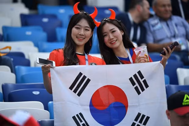 Cứ mỗi mùa World Cup tới, khán giả hâm mộ bóng đá không chỉ mãn nhãn với những trận cầu hấp dẫn, đỉnh cao mà còn choáng ngợp với "đội hình" những nữ CĐV xinh đẹp, nóng bỏng đến mê người.
