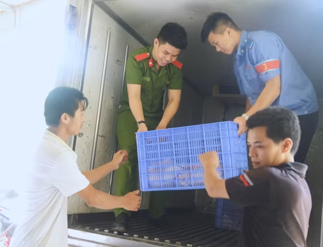 Cán bộ, học viên cùng chung tay giúp đỡ bà con nông dân vượt qua thời điểm khó khăn.