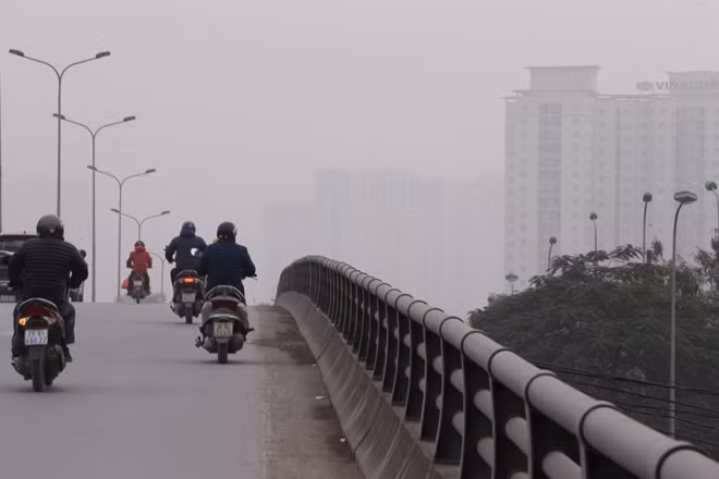 Theo Trung tâm Dự báo Khí tượng Thủy văn Quốc gia, thời tiết Hà Nội nhiều mây, có mưa vài nơi, sáng sớm có sương mù và sương mù nhẹ. Gió đông bắc cấp 2-3. Đêm và sáng sớm trời rét. Độ ẩm từ 70 - 98%.