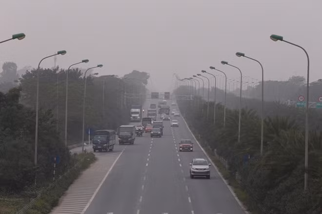 Đại lộ Thăng Long trong sương mù giăng lối khiến khung cảnh càng thêm mờ ảo.
