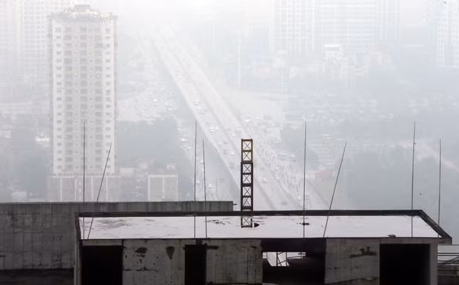 Tuyến đường vành đai 3 trên cao như đi vào vô tận bởi phía xa xa không thể quan sát thấy gì ngoài màn sương trắng.