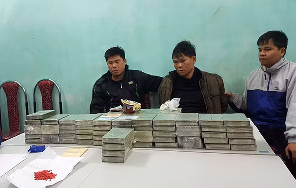 Đối tượng Âu Văn Tạch bị lực lượng Công an tỉnh Lạng Sơn bắt quả tang với 87 bánh heroin và 395 viên ma túy tổng hợp giấu trên ô tô Đối tượng Âu Văn Tạch bị lực lượng Công an tỉnh Lạng Sơn bắt quả tang với 87 bánh heroin và 395 viên ma túy tổng hợp giấu trên ô tô