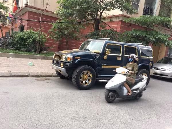 Những hình ảnh về chiếc Hummer dát vàng lăn bánh trên phố Hà Nội khiến dân mạng xôn xao.
