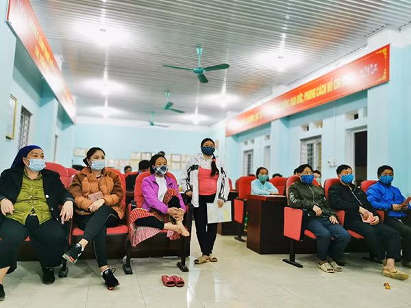 Nhiều người dân thị trấn Mèo Vạc tranh thủ buổi tối làm căn cước công dân mới.
