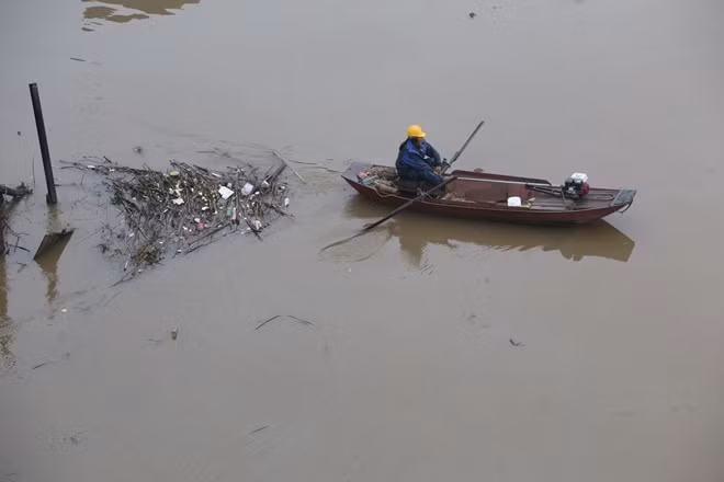 Công nhân vệ sinh được huy động liên tục những ngày qua để làm sạch mặt nước sông Hồng