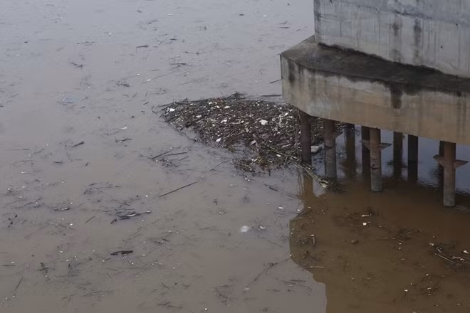 Người dân sinh sông gần sông Hồng cho biết, hiện tượng này đã xảy ra trong vài ngày qua, mực nước cao lên so với bình thường. Tại vị trí các chân trụ cầu Long Biên, rác bị mắc lai sau khi trôi theo dòng nước tạo thành mảng bè rác lớn.