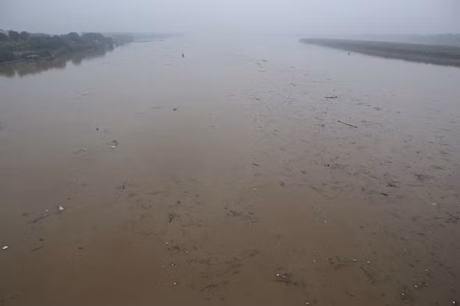 Sông Hồng nhìn từ phía cầu Long Biên, mặt nước gần như phủ kín rác. Rác tràn ngập kết thành đám lớn bao phủ khắp mặt nước sông Hồng.