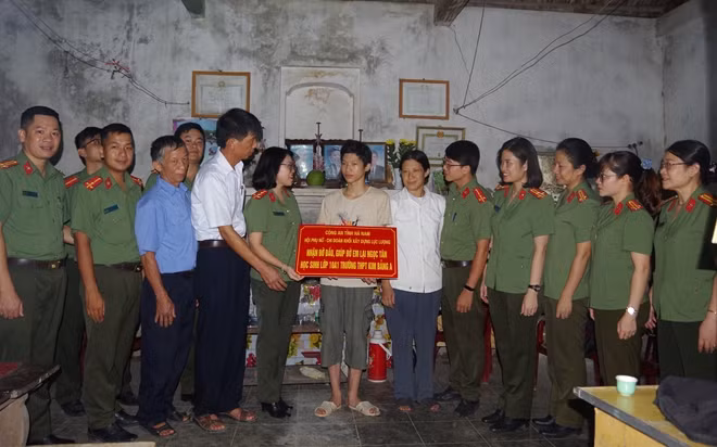Hội phụ nữ khối xây dựng lực lượng, Công an tỉnh Hà Nam nhận đỡ đầu em Lại Ngọc Tân.