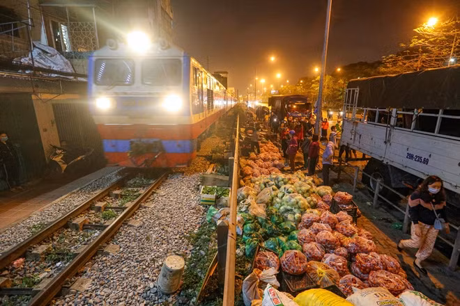 Thống kê trong 3 ngày gần đây, hơn 500 tấn rau xanh gồm nhiều loại từ cải bắp, cà chua, cà rốt... đã được người dân tại TP Hà Nội tiêu thụ. Tại tỉnh Hải Dương, đoàn viên thanh niên thuộc Tỉnh Đoàn cũng tích cực tham gia "giải cứu", thu hoạch nông sản giúp người dân để chuẩn bị cho mùa vụ mới. Mặc dù số lượng tiêu thụ chưa thấm vào đâu so với lượng tồn đọng hàng chục ngàn tấn song cũng phần nào giúp người dân Hải Dương cảm thấy ấm lòng bởi sự chung tay của người dân.