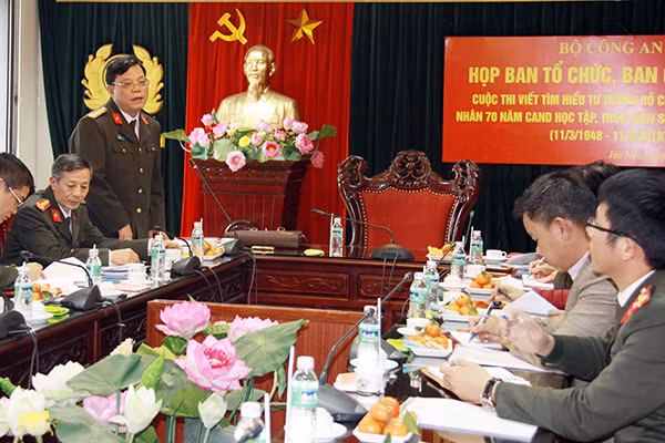 Phó Tổng cục trưởng Tổng cục Chính trị CAND, Trưởng Ban Tổ chức cuộc thi, Đại tá Nguyễn Hải Trung phát biểu chỉ đạo tại cuộc Họp