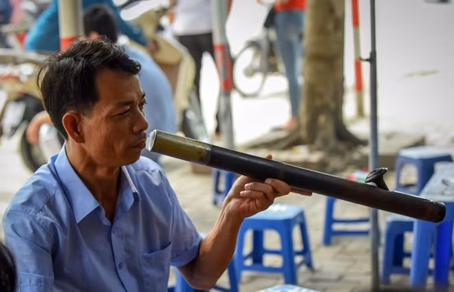 Anh Yên chia sẻ, những năm 1987, khi học hết bậc THCS, dù đỗ vào cấp 3, nhưng hoàn cảnh gia đình khó khăn, là anh cả trong một gia đình bố mẹ làm nghề nông, còn nhiều vất vả, ông đành phải gác lại giấc mơ học hành để tham gia sản xuất, cùng bố mẹ nuôi các em. "Các thí sinh trong phòng thi tưởng nhầm tôi là giám thị. Biết mình cũng là thí sinh, nhiều cháu rất ngạc nhiên. Mọi người đều rất ủng hộ, chúc tôi thi tốt, thậm chí còn hỏi có cần giúp đỡ gì không", ông Yên vui vẻ nói. Ảnh: Việt Linh.